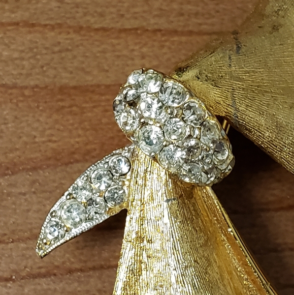 BSK Gold Angel Brooch with Crystals - Picture 2 of 4